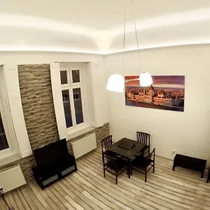 https://homelike-luxury-flat-on-gyulai-pal.inbudapesthotels.com